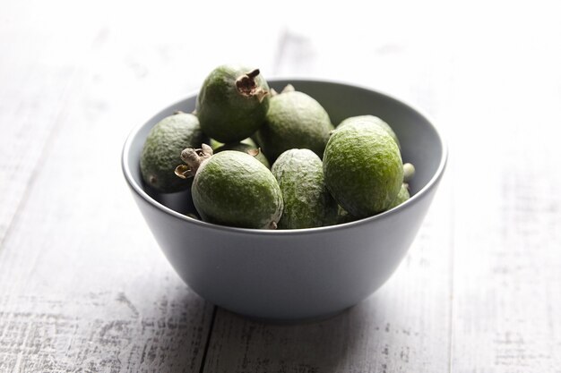 Feijoa fruit of ananas guave in kom op grijze houten tafel