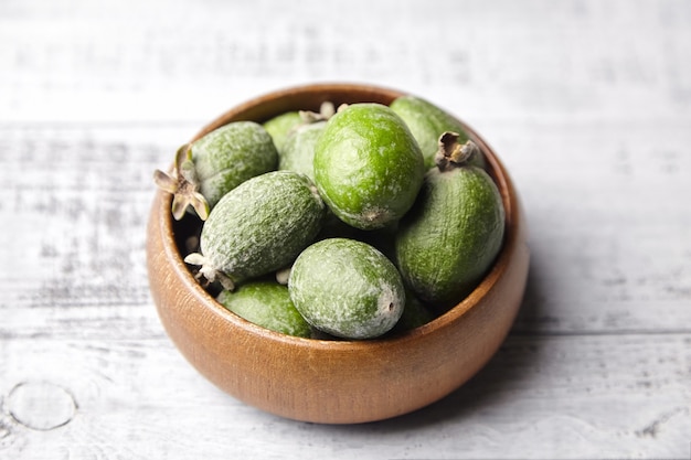 Feijoa fruit of ananas guave in kom op grijze houten tafel