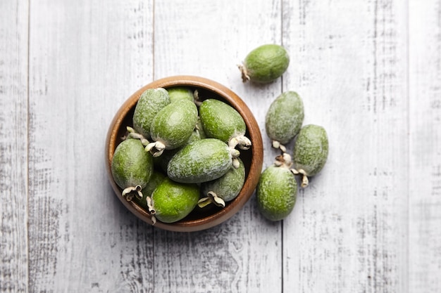 Feijoa fruit of ananas guave in kom op grijze houten tafelblad weergave