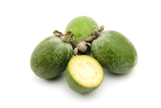 Feijoa fruit of hele en halve ananas guave geïsoleerd op witte achtergrond