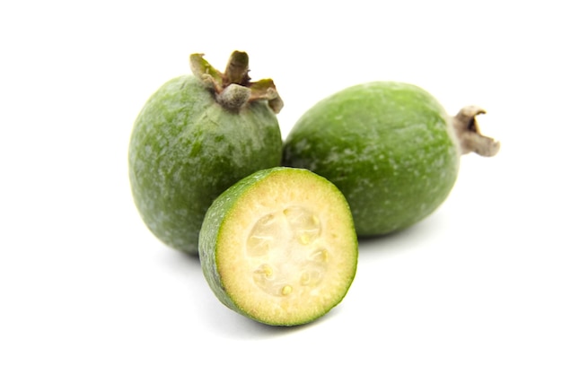 Feijoa fruit of hele en halve ananas guave geïsoleerd op witte achtergrond