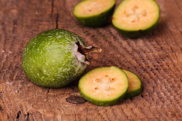 Feijoa Fruit op een houten close-up als achtergrond