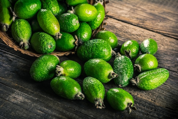 Feijoa fruit op houten achtergrond