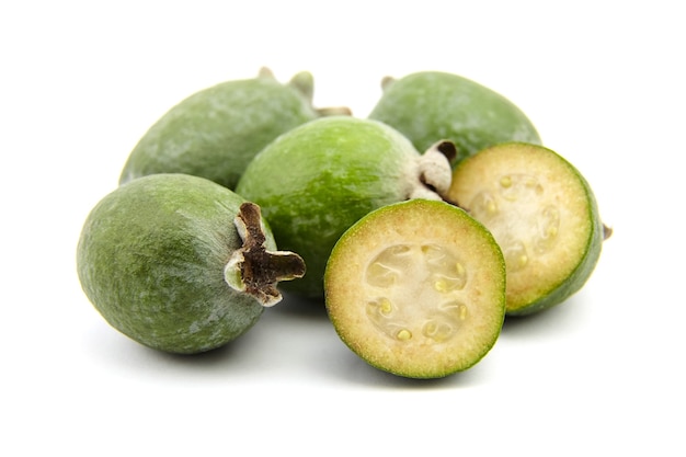 흰색 배경에 분리된 Feijoa 과일 또는 전체 및 절반 파인애플 구아바