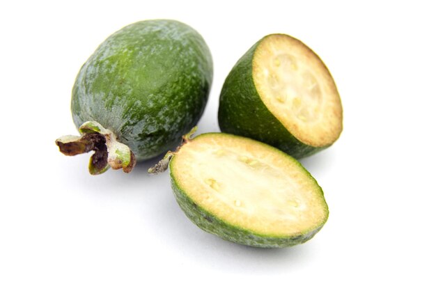 Feijoa 과일 또는 전체 및 절반 파인애플 구아바 흰색 배경에 고립