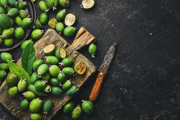 Feijoa 과일 또는 파인애플 구아바 이국적인 녹색 과일 검은 돌 배경에 상위 뷰