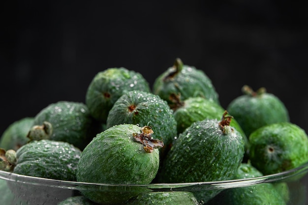 Feijoa geheel op zwarte achtergrond. Exotisch fruit. Selectieve aandacht. Detailopname.