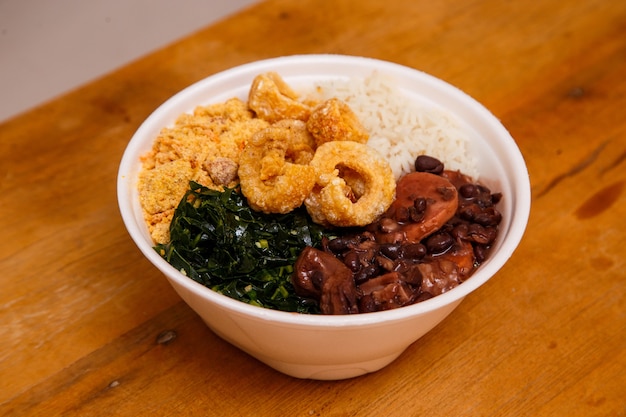 브라질 요리의 전통 Feijoada. 딱딱한 feijoada로 만든 맛있는 요리