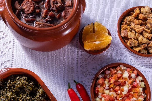 브라질 전통 요리인 페이조아다(Feijoada).