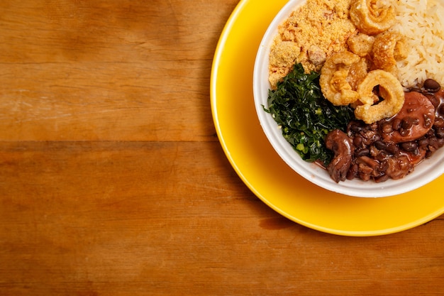 Foto feijoada, de braziliaanse keukentraditie.heerlijk gerecht gemaakt van feijoada met knetterende