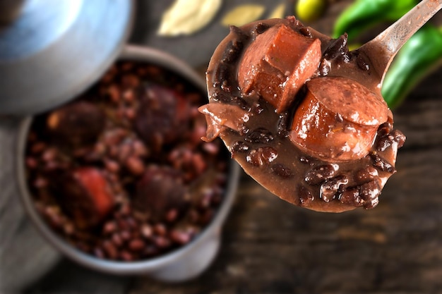 전형적인 브라질 음식의 Feijoada 요리 상위 뷰