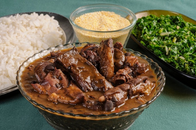 Feijoada een populair braziliaans gerecht gemaakt met zwarte bonen en varkensvlees