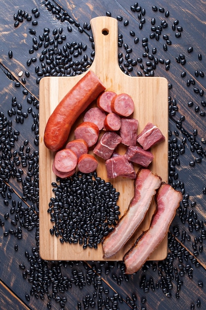 Feijoada - Rauwe ingrediënten voor bereiding. Bovenaanzicht