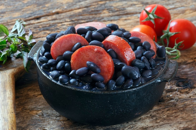 Feijoada, uno stufato di fagioli con manzo e maiale, che è un piatto tipico brasiliano nato con gli schiavi in brasile