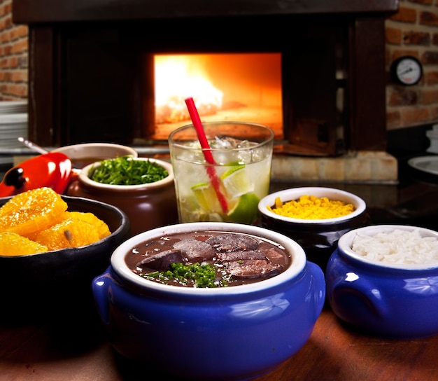 Feijoada 쌀 파로파 양배추와 Caipirinha와 어울리는 브라질 전통 요리