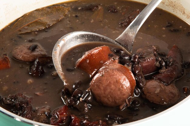 Foto feijoada cibo tipico brasiliano. cibo tradizionale brasiliano a base di fagioli neri.