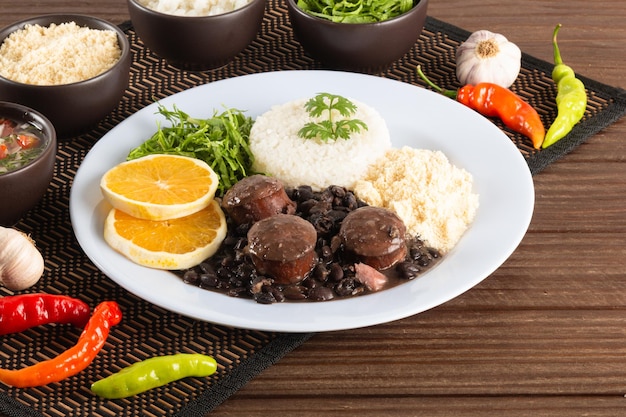Типичная бразильская еда фейжоада. Традиционные бразильские блюда из черной фасоли.