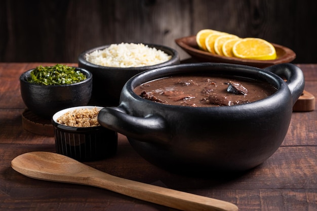 Foto feijoada typisch braziliaans eten gemaakt met zwarte bonen