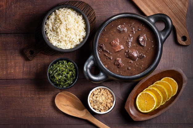 Foto feijoada typisch braziliaans eten gemaakt met zwarte bonen