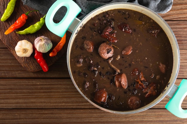 Feijoada typisch Braziliaans eten. Traditioneel Braziliaans eten gemaakt met zwarte bonen. Bovenaanzicht. ruimte kopiëren.