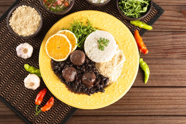 Feijoada typisch Braziliaans eten. Traditioneel Braziliaans eten gemaakt met zwarte bonen. Bovenaanzicht. ruimte kopiëren.