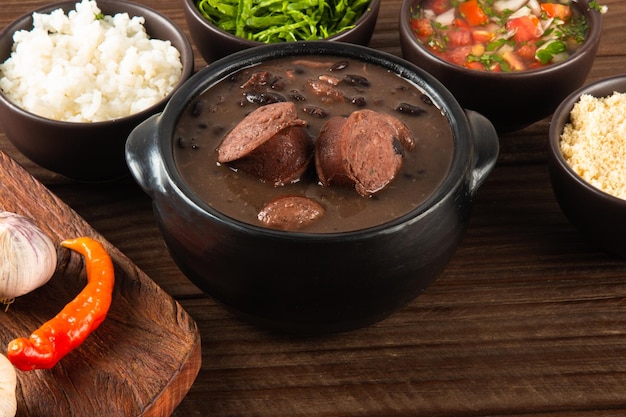 Feijoada typisch Braziliaans eten. Traditioneel Braziliaans eten gemaakt met zwarte bonen.