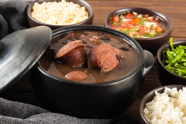 Feijoada typisch Braziliaans eten. Traditioneel Braziliaans eten gemaakt met zwarte bonen.