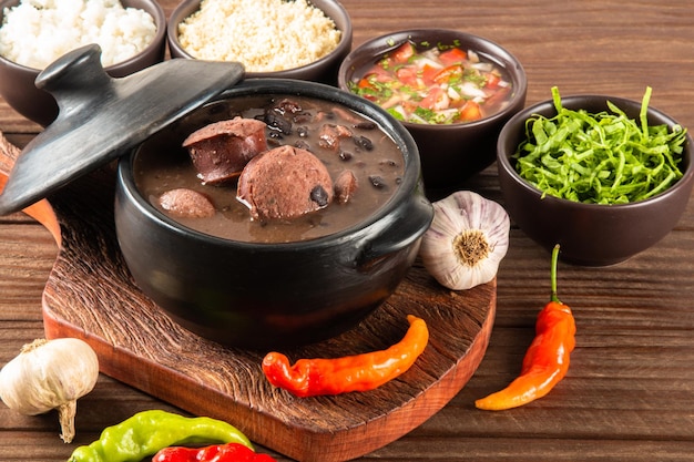 Feijoada typisch Braziliaans eten. Traditioneel Braziliaans eten gemaakt met zwarte bonen.