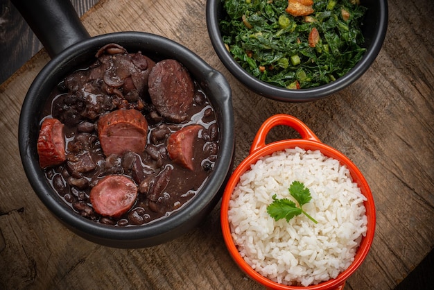 FEIJOADA typische en traditionele gerechten uit de Braziliaanse keuken geserveerd met rijst, farofa, sinaasappelpeper en kool