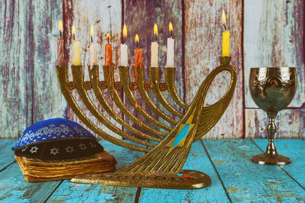 Fel gloeiende hanukkah menorah zachte focus