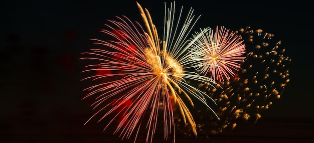 Fel vuurwerk op een feestelijke nacht Gekleurde lichten in de donkere lucht voor een vakantie Bannerformaat