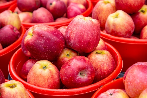 Felgekleurde appels in emmers