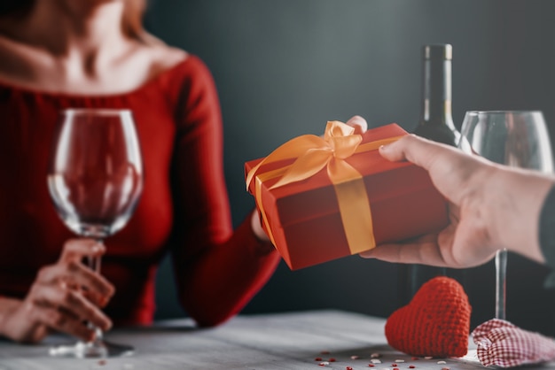 Felicitatie concept voor Valentijnsdag. paar aan tafel in een restaurant.