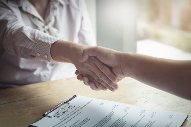 Felicitatie, hr handshakes om diegenen te feliciteren die zijn geselecteerd om met het bedrijf te werken