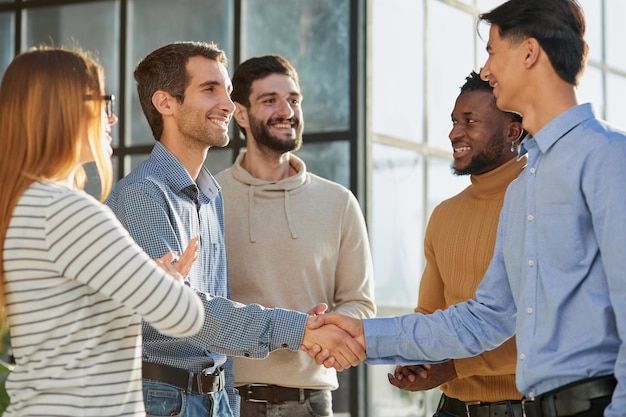 Foto felicitaties aan de nieuwe partners die ons multinationale team zijn komen versterken