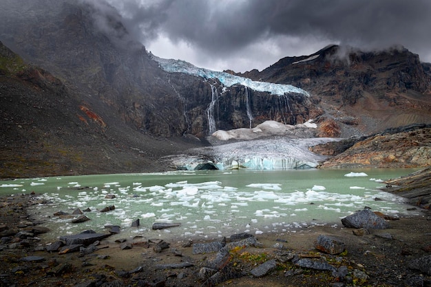 Lago del ghiacciaio fellaria durante una giornata piovosa