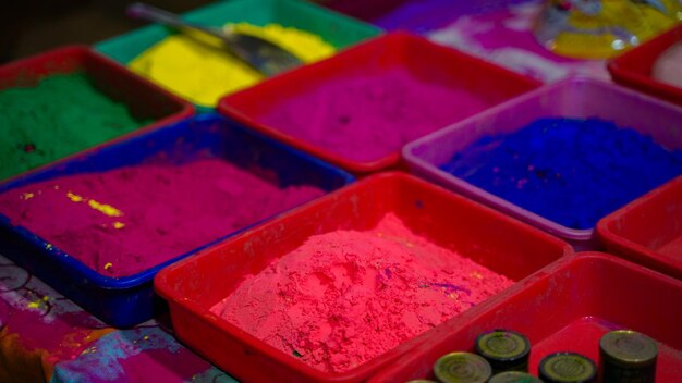Felle kleuren voor het Indiase Holi-festival Kleurrijke Gulal, ook wel poederkleuren genoemd