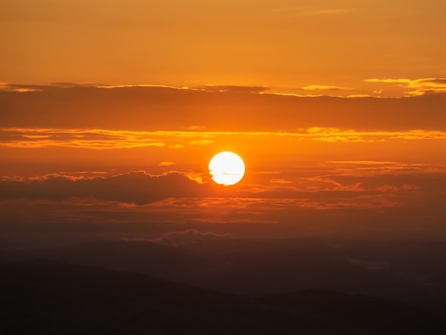 Felle zon en oranje dramatische zonsopganghemel