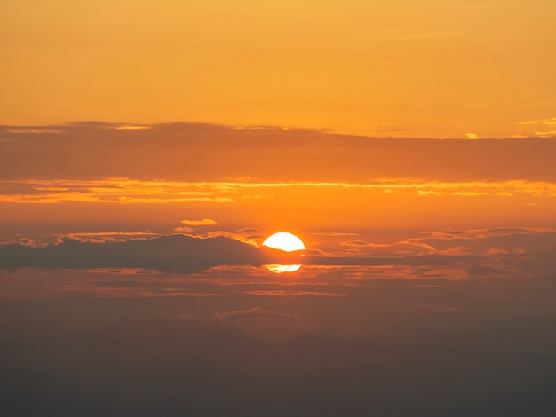 Felle zon en oranje dramatische zonsopganghemel