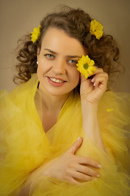 Felle zonneschijn vrouw in gele jurk met gele bloemen