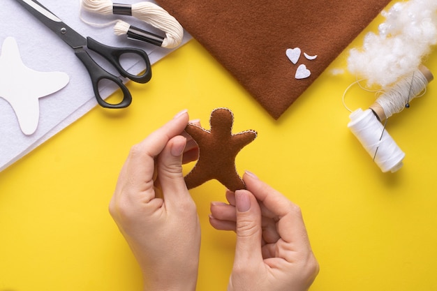 Felt Christmas gingerbread man. Step-by-step manufacturing instructions. Step 7.