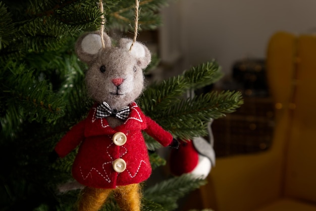 Фото Мышь из фелтовой шерсти на рождественской елке вблизи