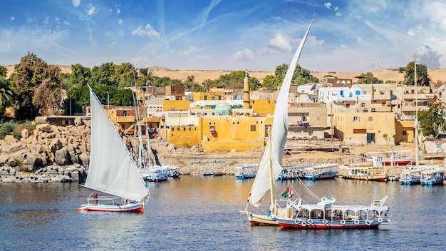 Felucca zeilen op de rivier de Nijl in Aswan, Egypte. Een zeilboot in de Nijl.