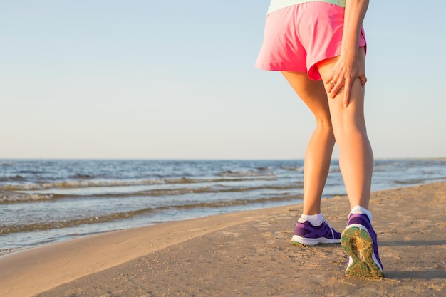 Runner femminile con tendine del ginocchio tirato