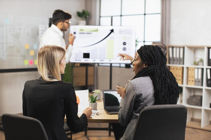 Photo female african and caucasian business womans listening report of their indian male colleague