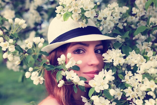 リンゴの木の花の女性