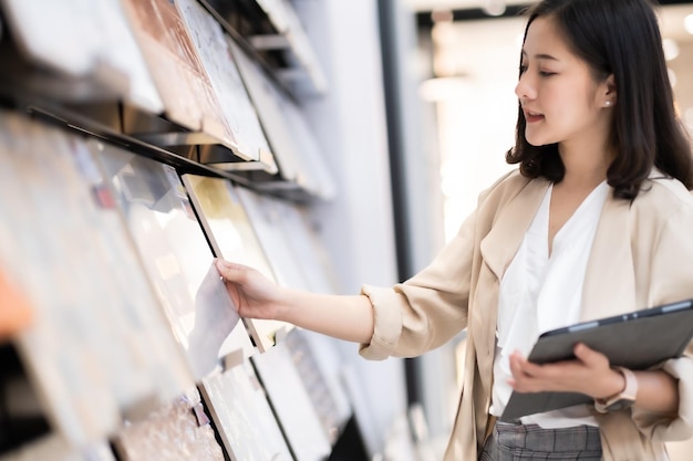 写真 デジタルタブレットを持った女性建築家