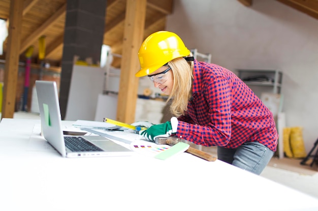 Photo female architect working at desk