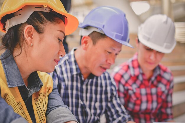 写真 都市の階段で男性同僚と議論する女性建築家