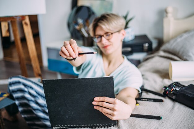 Foto l'artista femminile crea uno studio domestico di schizzo di una persona creativa